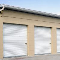 3 Benefits of Renting a Storage Unit and Hiring a Moving Service